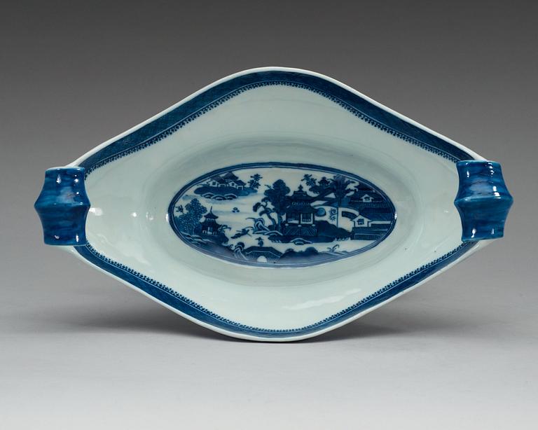 A blue and white jardiniere, Qing dynasty, Jiaqing (1796-1820).
