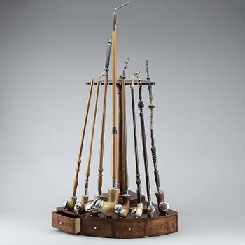 PIPSTÄLL med SJÖSKUMSPIPOR, 8 st, 1800-tal.