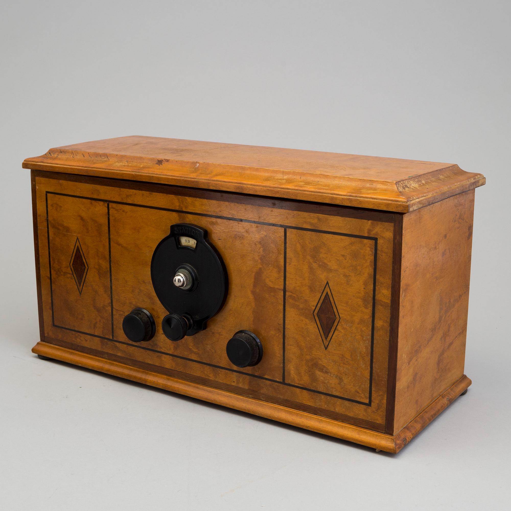 A radio and a loudspeaker, including Philips, 1930´s/40´s.