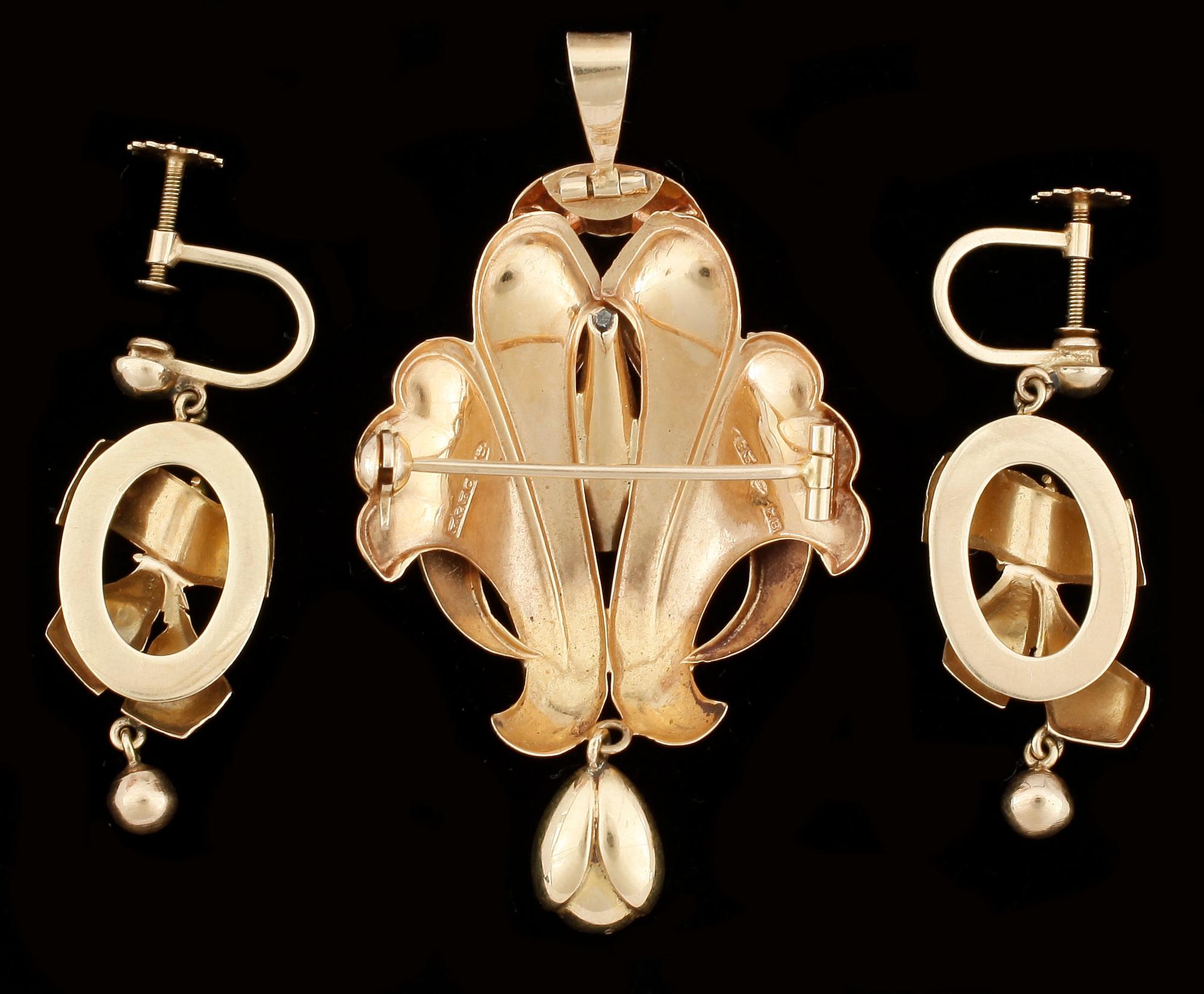 ÖRHÄNGEN, ett par, samt BROSCH, 18 k guld, Stockholm, 1948. Totalvikt ca 10,8 gram.