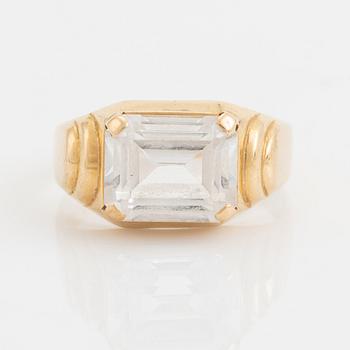 Ring 18K guld med vit syntetisk spinell.