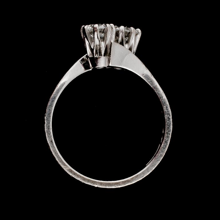 RING, 18k guld med två briljantslipade diamanter, tot 0.62 ct, stämplad MAG, Göteborg, 1981. Vikt 4 g.