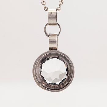 Elis Kauppi, halsband, silver och bergskristall. Kupittaan Kulta , Åbo 1965.