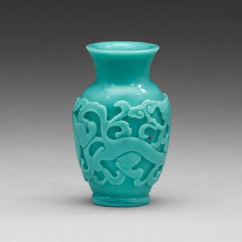 259. A turkoise green Beijing glass vase, Qing dynasty, 19th Century.