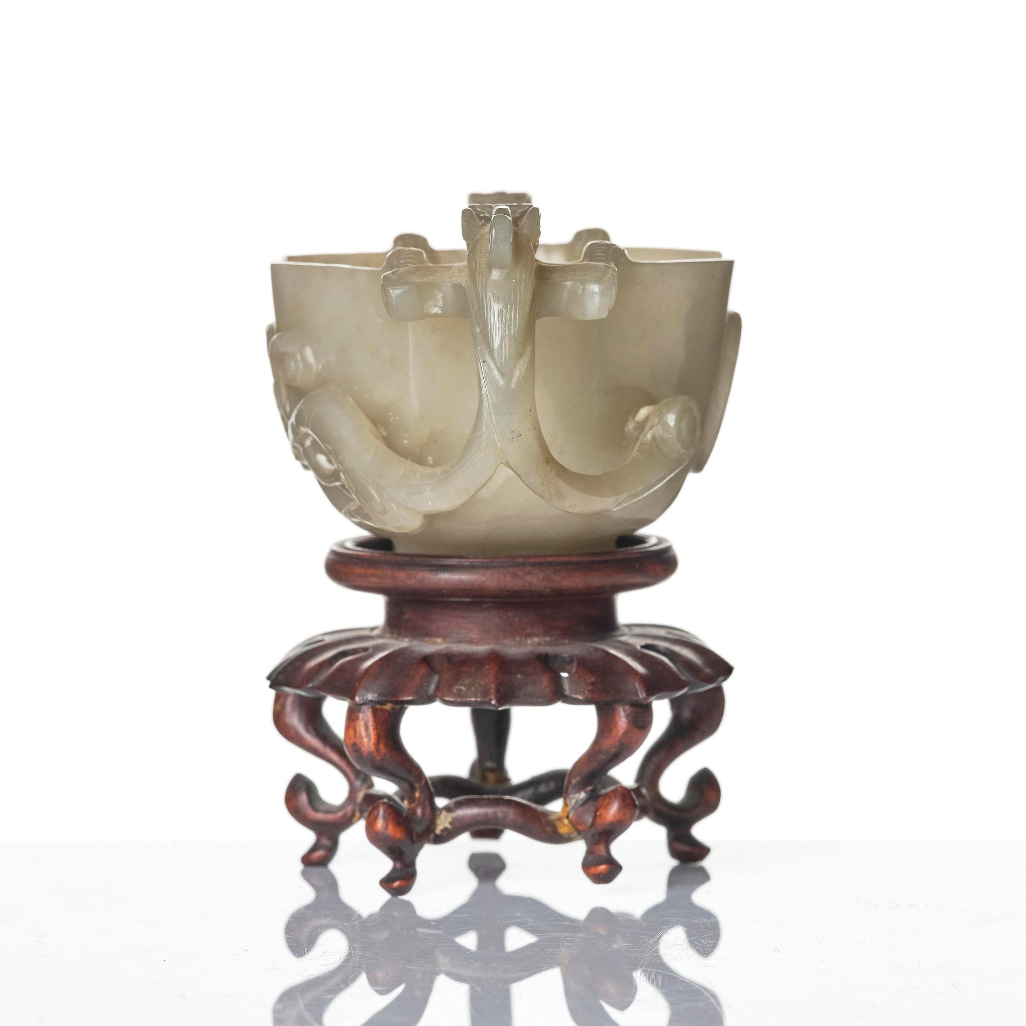 A carved nephrite cup with 'chilong' handles, late Qing dynasty/early 20th century.