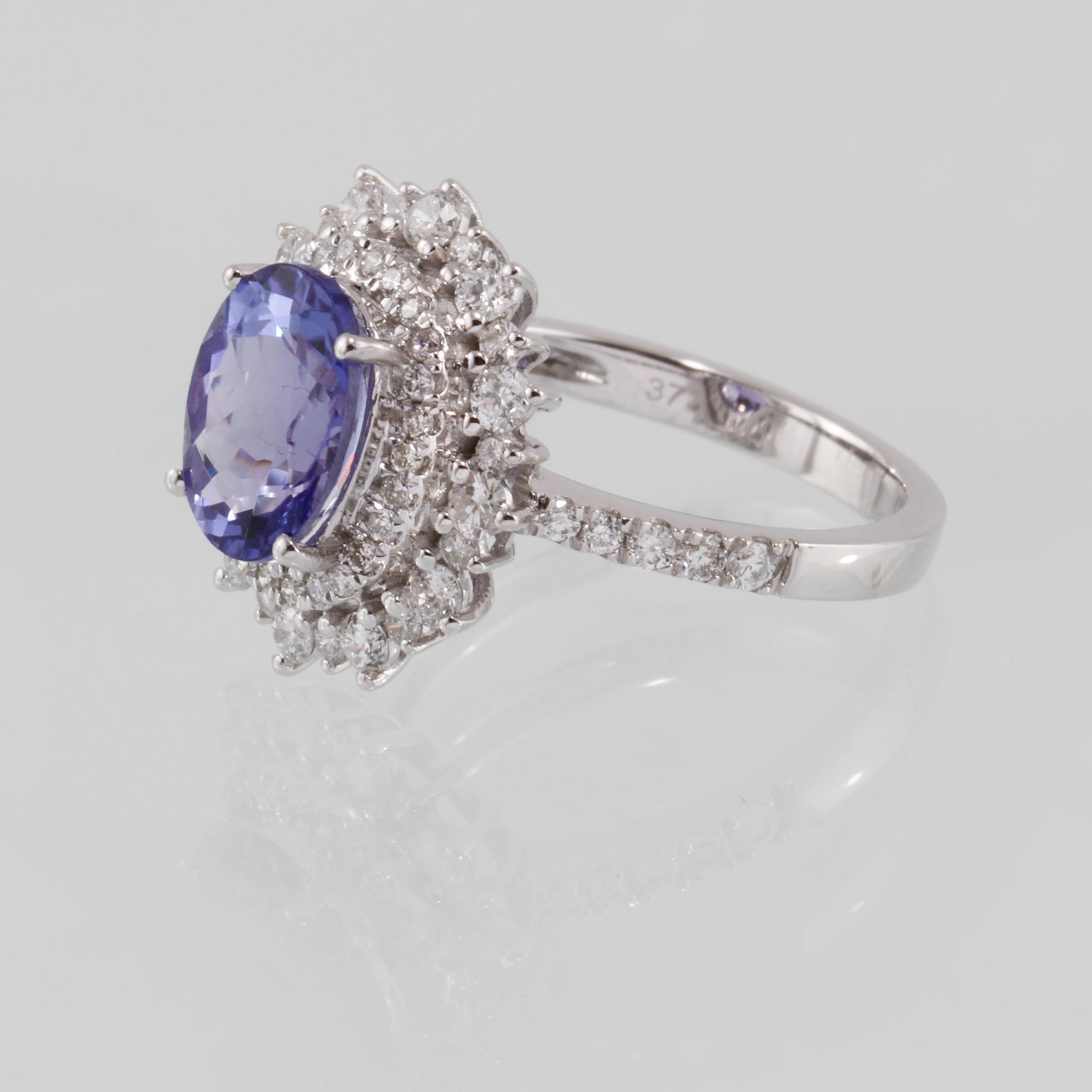 RING, 18K vitguld med ovalslipad tanzanit 2.12 ct samt briljantslipade diamanter 0.74 ct. Vikt 3,7 gram.