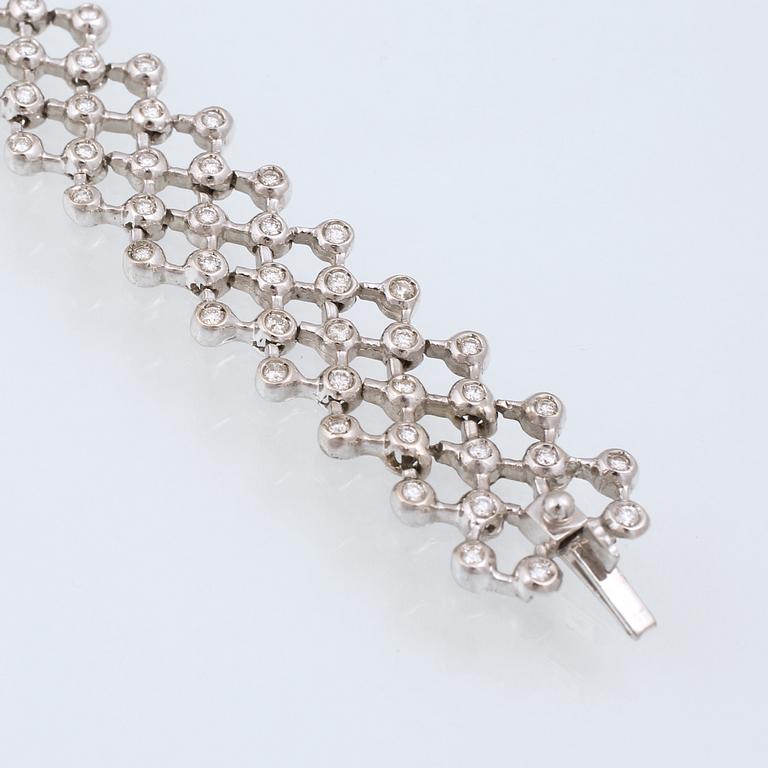 ARMBAND, 18K vitguld med briljantslipade diamanter ca 3.00 ct. Vikt 25,4 gram.