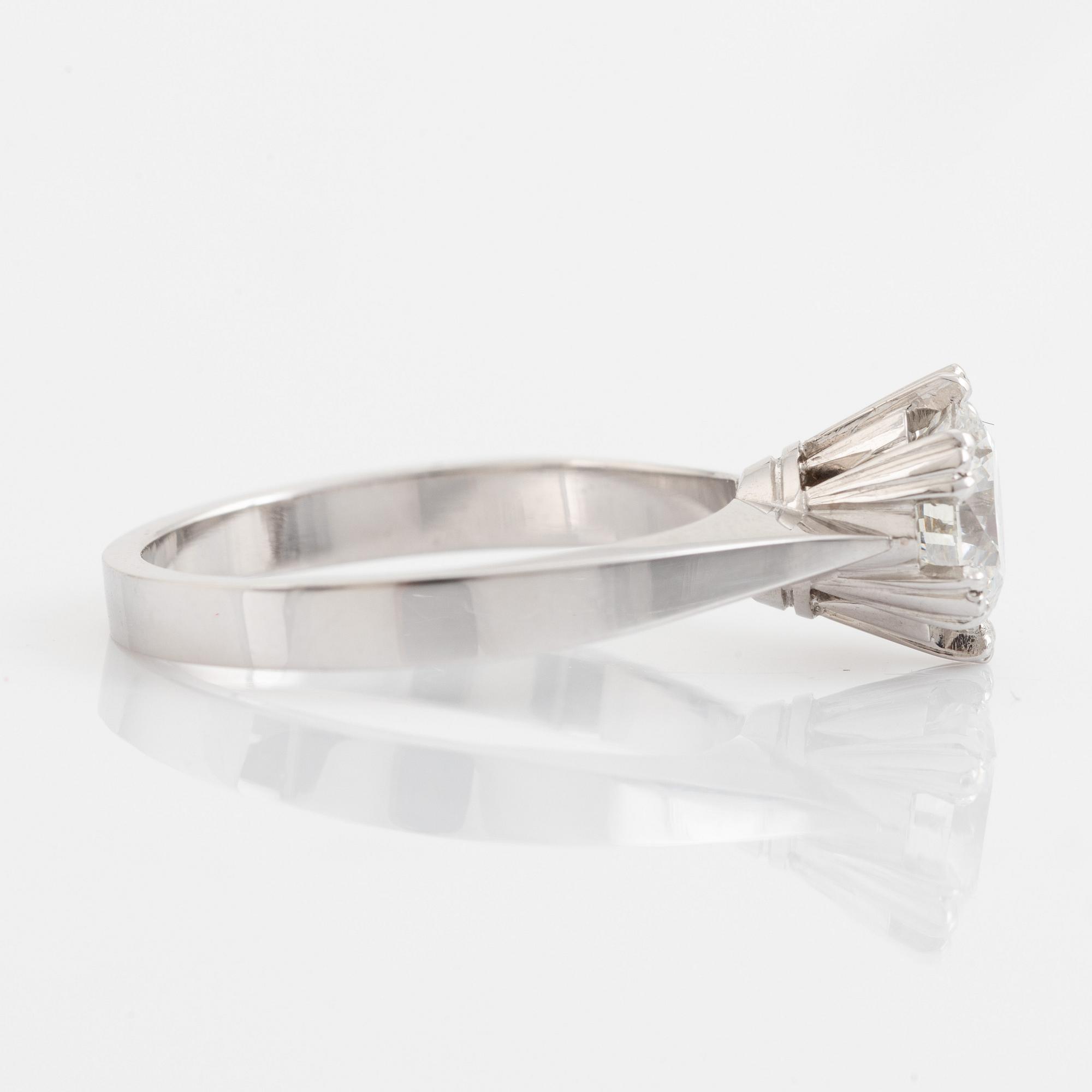 An 18K white gold ring set with a round brilliant-cut diamond.