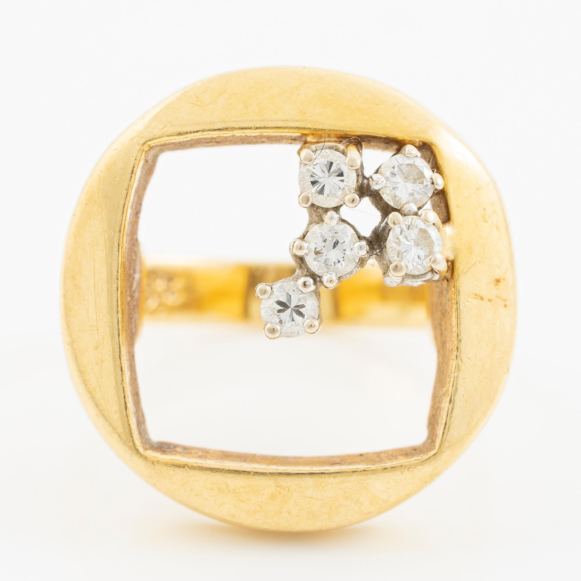 Ring in 18K gold set with round brilliant-cut diamonds.