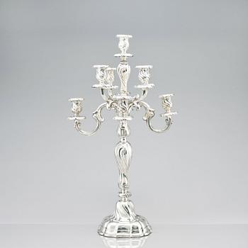 Hermann Julius Wilm, kandelabrar, silver 750, ett par, Louis XV-stil, Berlin, omkring år 1900.