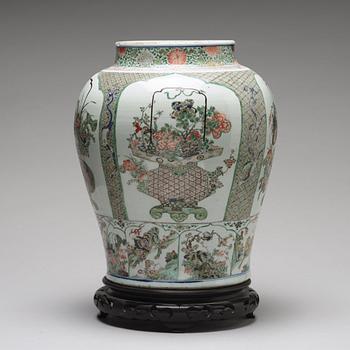 A large famille verte jar, Qing dynasty, Kangxi (1662-1722).