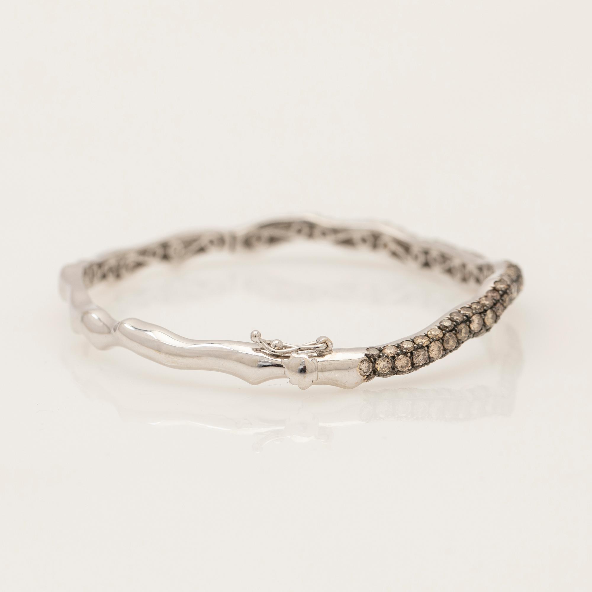 Bracelet, set with brilliant-cut diamonds and white gold.