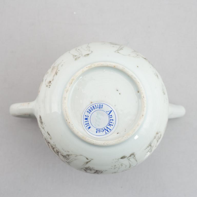 Tekanna med lock, kompaniporslin. Qingdynastin, 1700-tal.