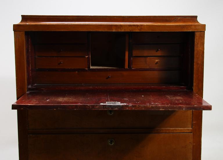 CHIFFONJE. Senempire 1800-talets mitt.