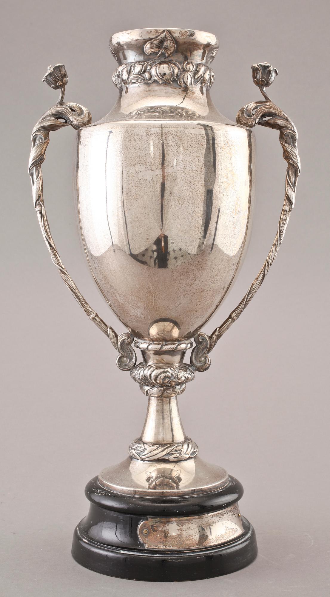 HÄNKELVASER, ett par, silver, C G Hallberg, Stockholm, 1907.