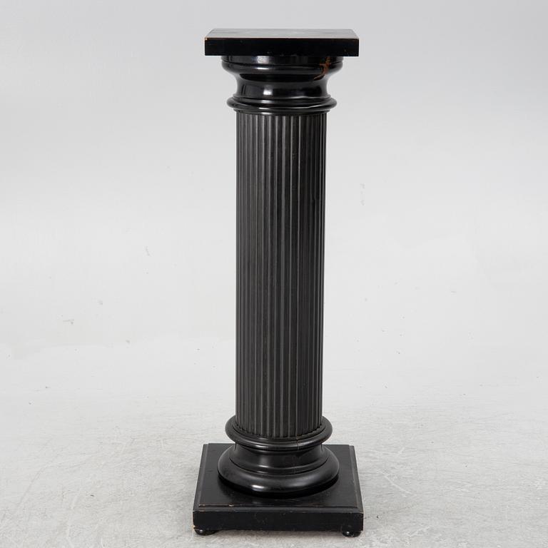A pedestal, early 20th century.