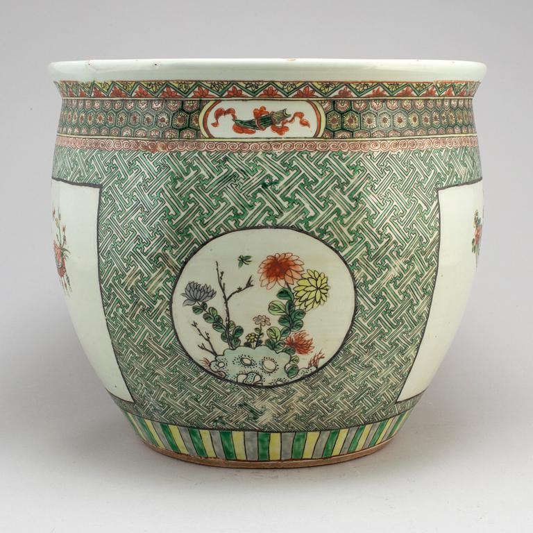 A large famille verte basin, Qing dynasty, circa 1900s.