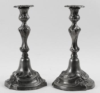 LJUSSTAKAR, ett par, rokokostil, 1900-tal.