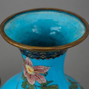 VASER, ett par, cloisonné, Japan, 1800/1900-tal.