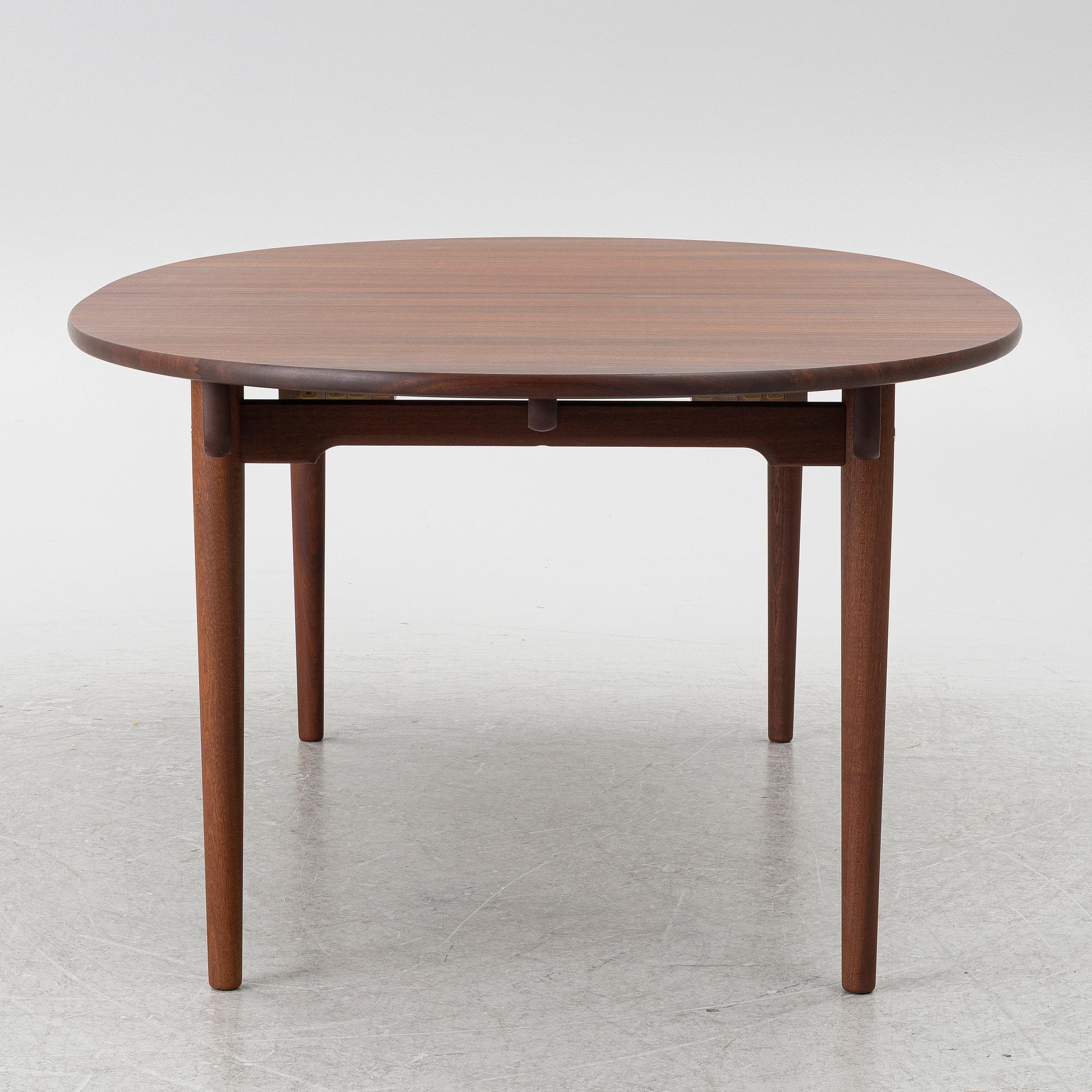 Hans J. Wegner, matbord, modell CH338, Carl Hansen, Danmark, omkring 2020.