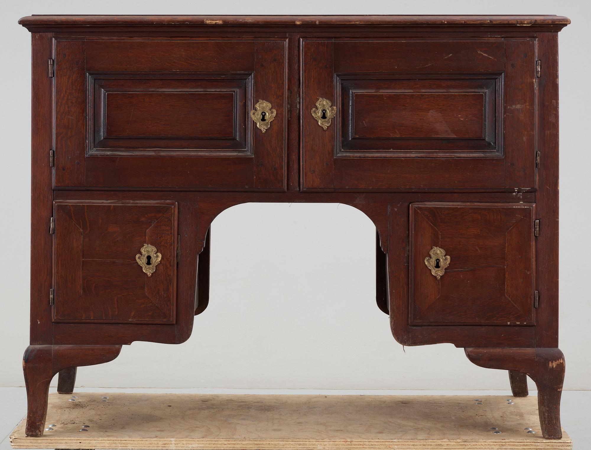 SIDEBOARD/SKÄNK, rokokostil, troligen delvis 1700-tal.