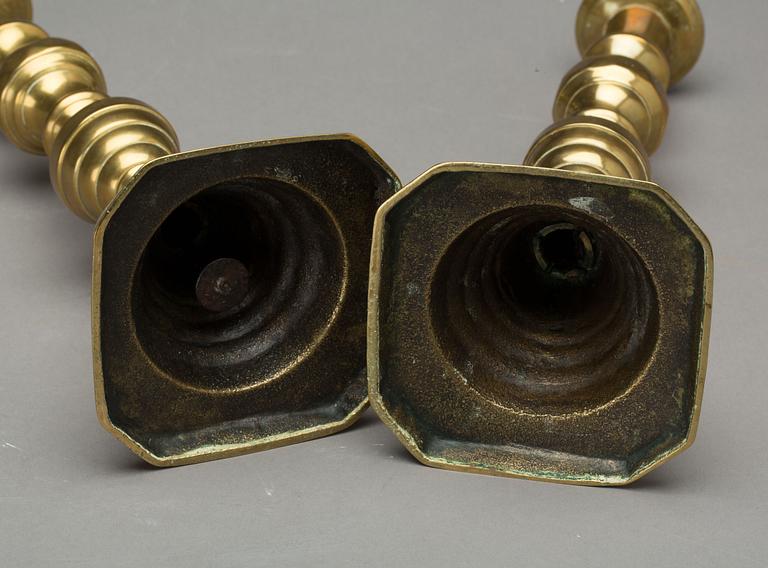 LJUSSTAKAR, ett par, mässing, England, 1900-talets andra hälft.