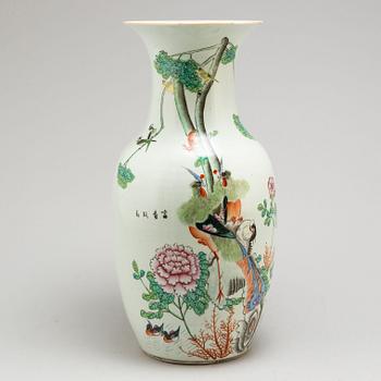 A Chinese famille rose vase, early 20th century.