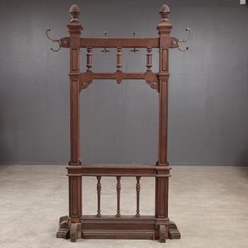 KLÄDHÄNGARE, ek och mässing, ca 1900.