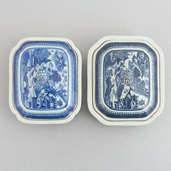 Karrotter, ett par samt stekfat, två snarlika, porslin, Kina, Qingdynastin, 1700- och 1800-tal.