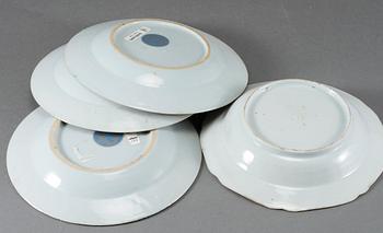 ASSIETTER, 3 st samt BÄRTALLRIK, porslin, Kina, Qianlong, 1736-1795.