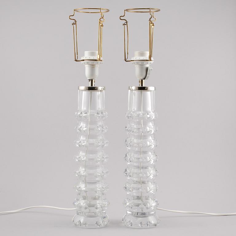 BORDSLAMPOR, ett par, "2074", glas, Carl Fagerlund, Orrefors, 1900-talets andra hälft.