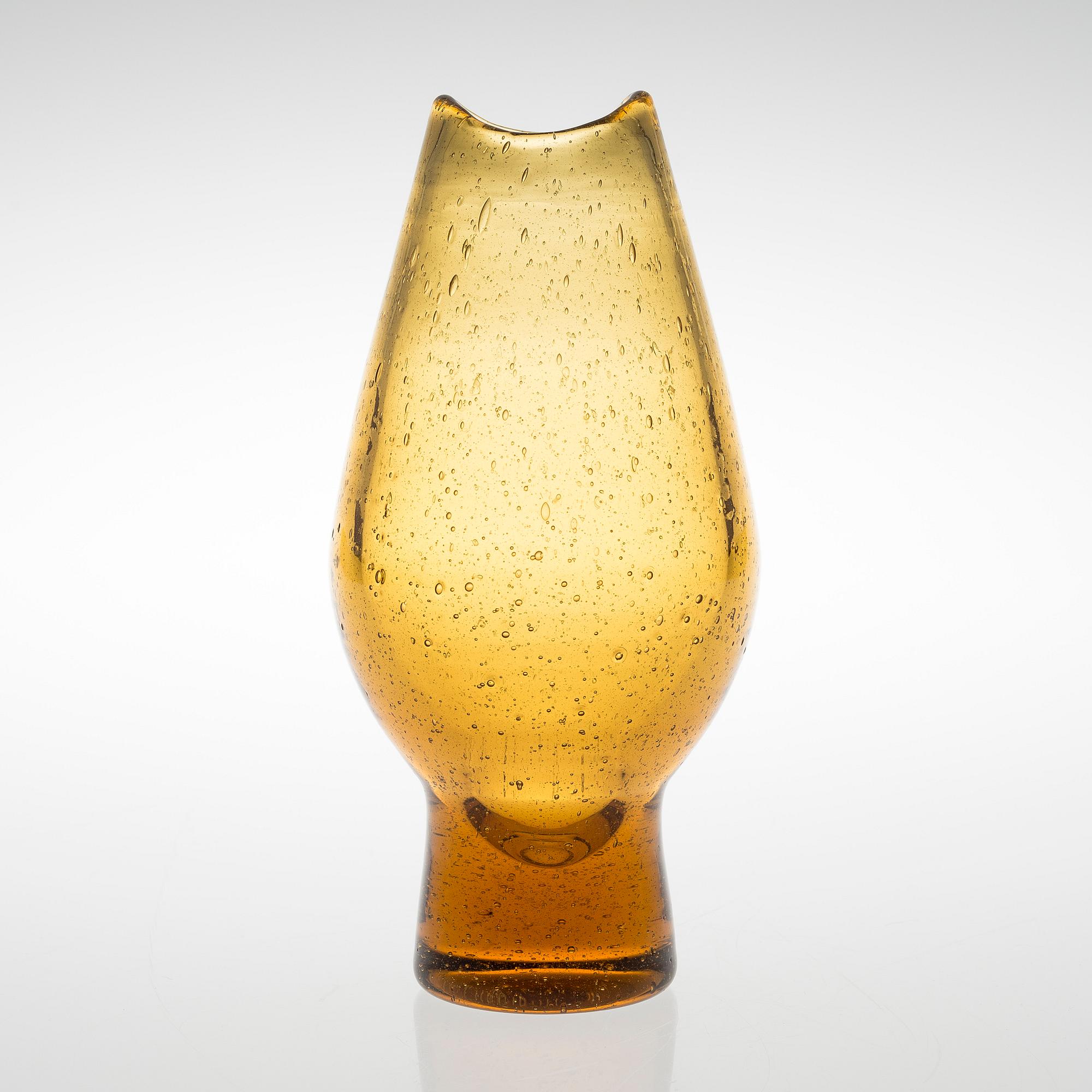 A vase signed Runar Engblom Riihimäen Lasi Oy. From the 1950/60s.