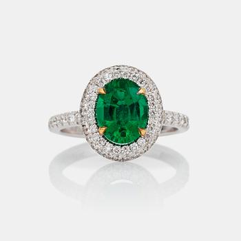 707. RING med oval zambisk smaragd 1.71 ct samt pavéfattade diamanter totalt 0.65 ct.