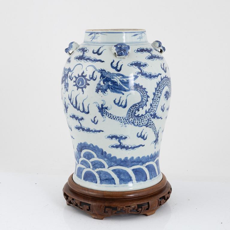 A large blue and white Chinese 'dragon' urn, Qing dynasty, 19th century.