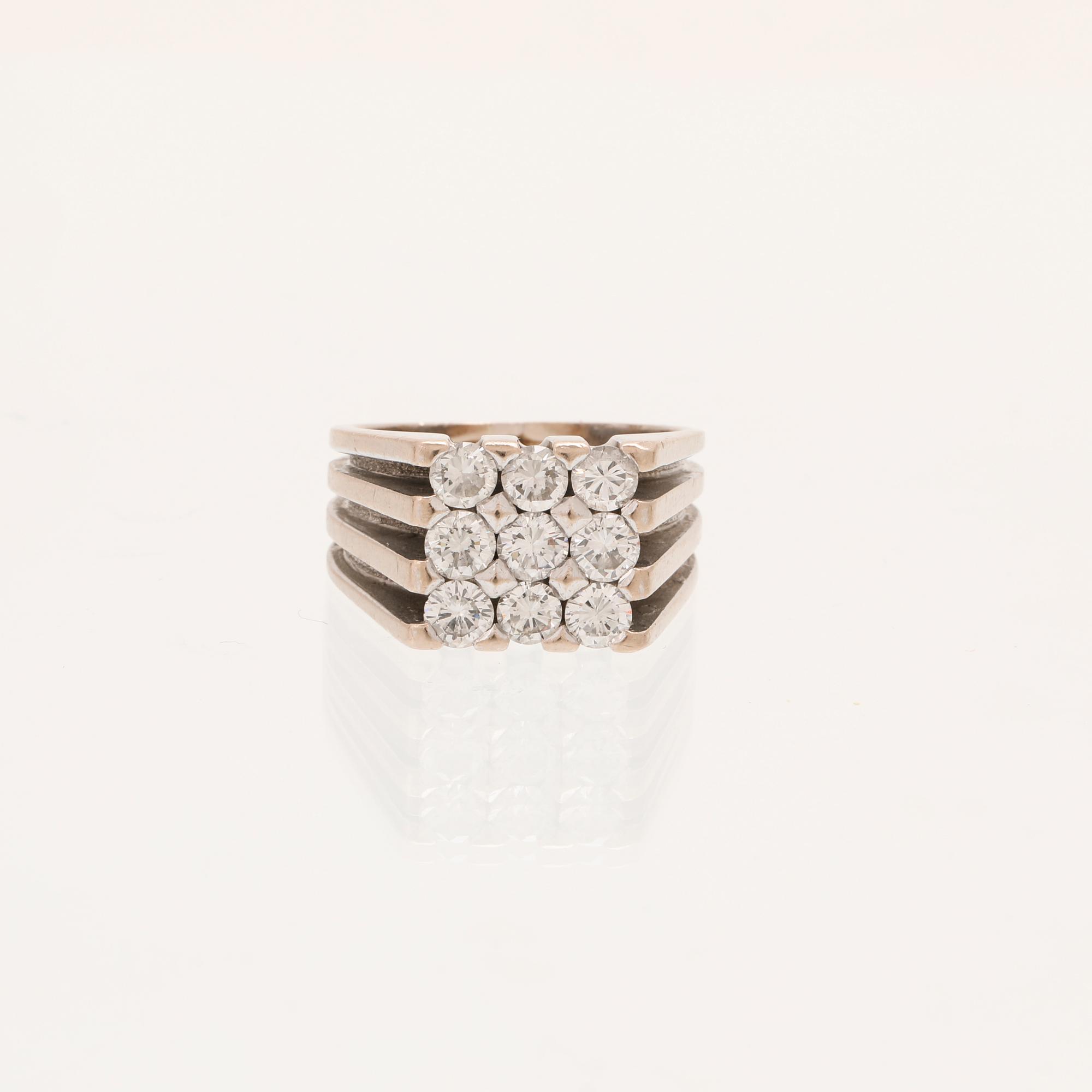 A 21K white gold ring with round briliant cut diamonds.
