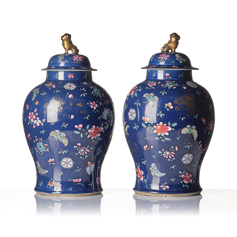 Urnor med lock, ett par, porslin. Qingdynastin, 1700/1800-tal.