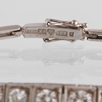ARMLÄNK, vitguld med 9 briljantslipade diamanter, ca 0.99 ct,  Gustav Dahlgren & Co, Malmö, 1955. Vikt 9,8 gram.