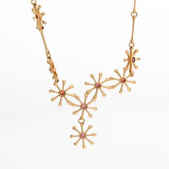 Kirsti Doukas, halsband, "Pohjantähti", 18K guld och granater, Kalevala Koru, Helsingfors 2006. Numrerad 86/200.