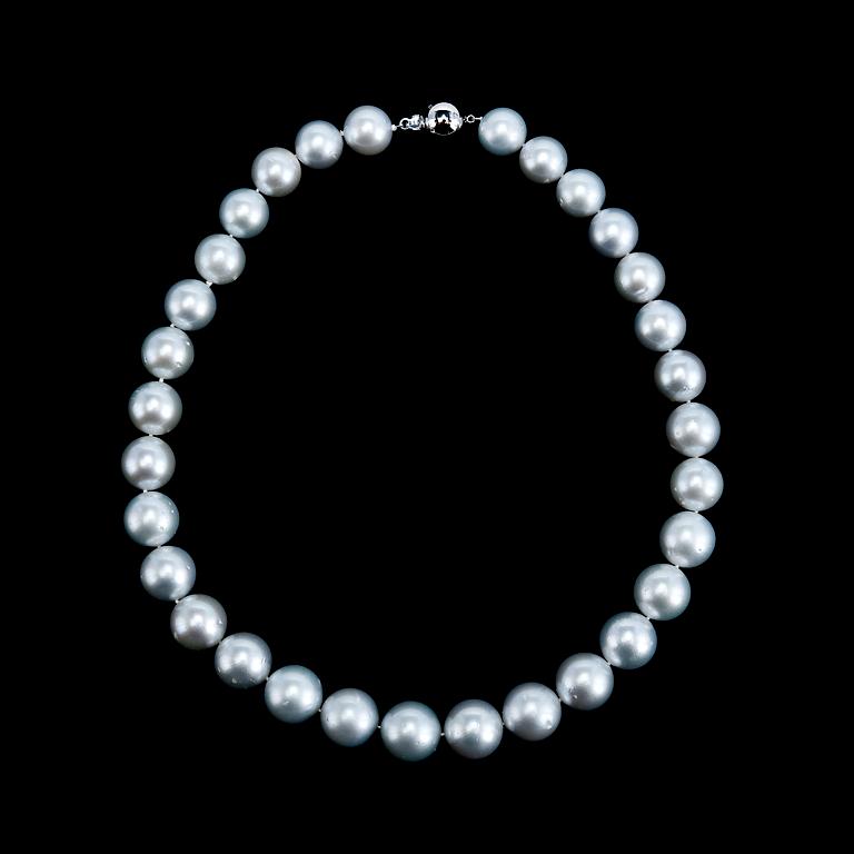 A NECKLACE, 31 South Sea pearls Ø 13 - 16 mm.