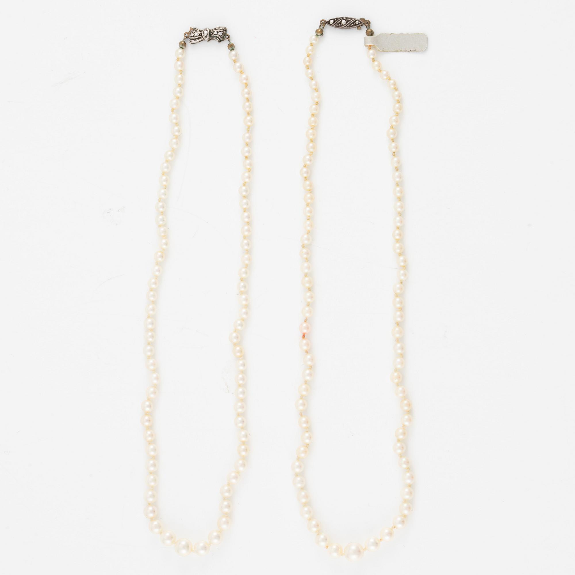 Pearl necklace, two cultured pearls, clasp silver.