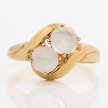 Ring 18K guld med två cabochonslipade månstenar.
