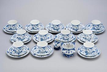 KAFFESERVIS, 25 delar, porslin, "Musselmalet", Royal Copenhagen Danmark.