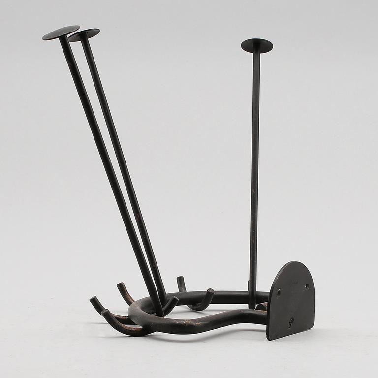 KLÄDHÄNGARE, lackerad metall, Ystad Metall, 1900-talets andra hälft.