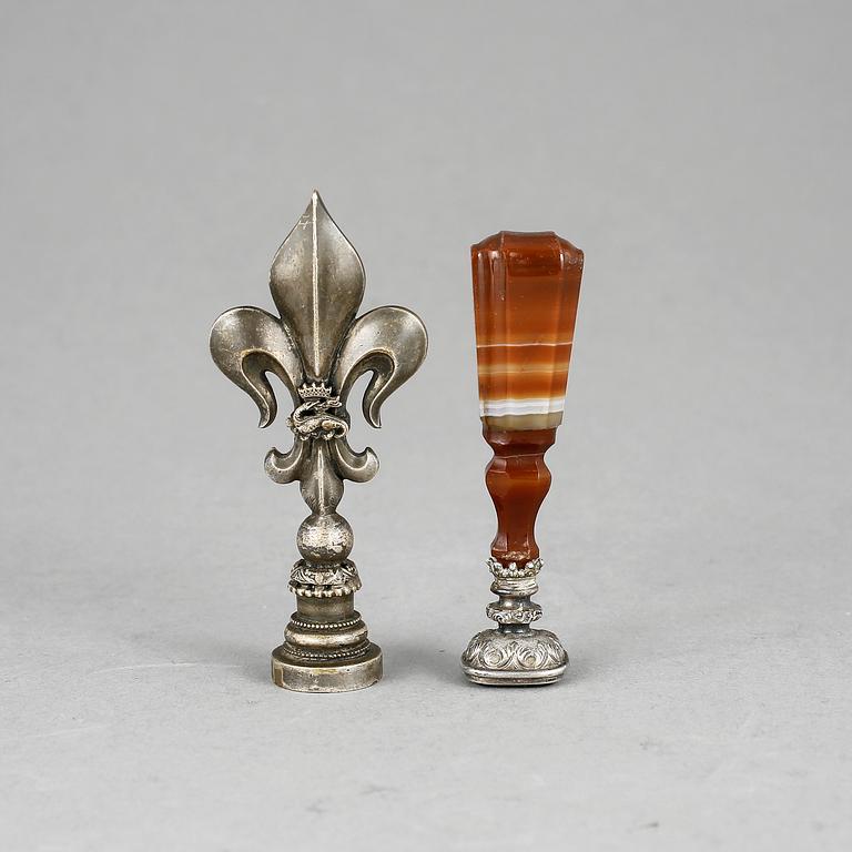 SIGILLSTAMPAR, 2 st, vitmetall resp agat med vitmetall och heliotrop. omkring sekelskiftet 1900.