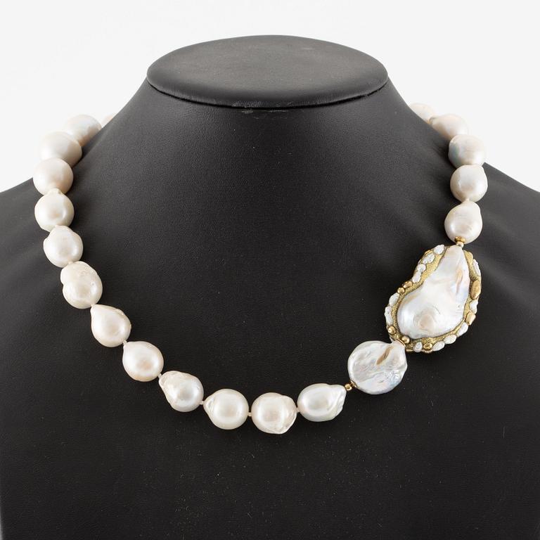 Necklace, with cultured pearls.