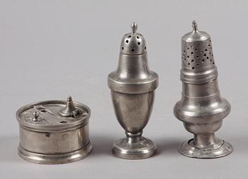 SOCKERRUSKOR, 2 st samt SKRIVSTÄLL, tenn, 1800-tal.