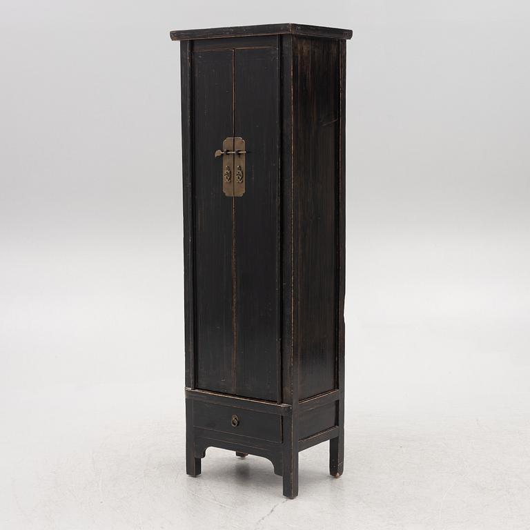 A Chinese cabinet, 20th century.