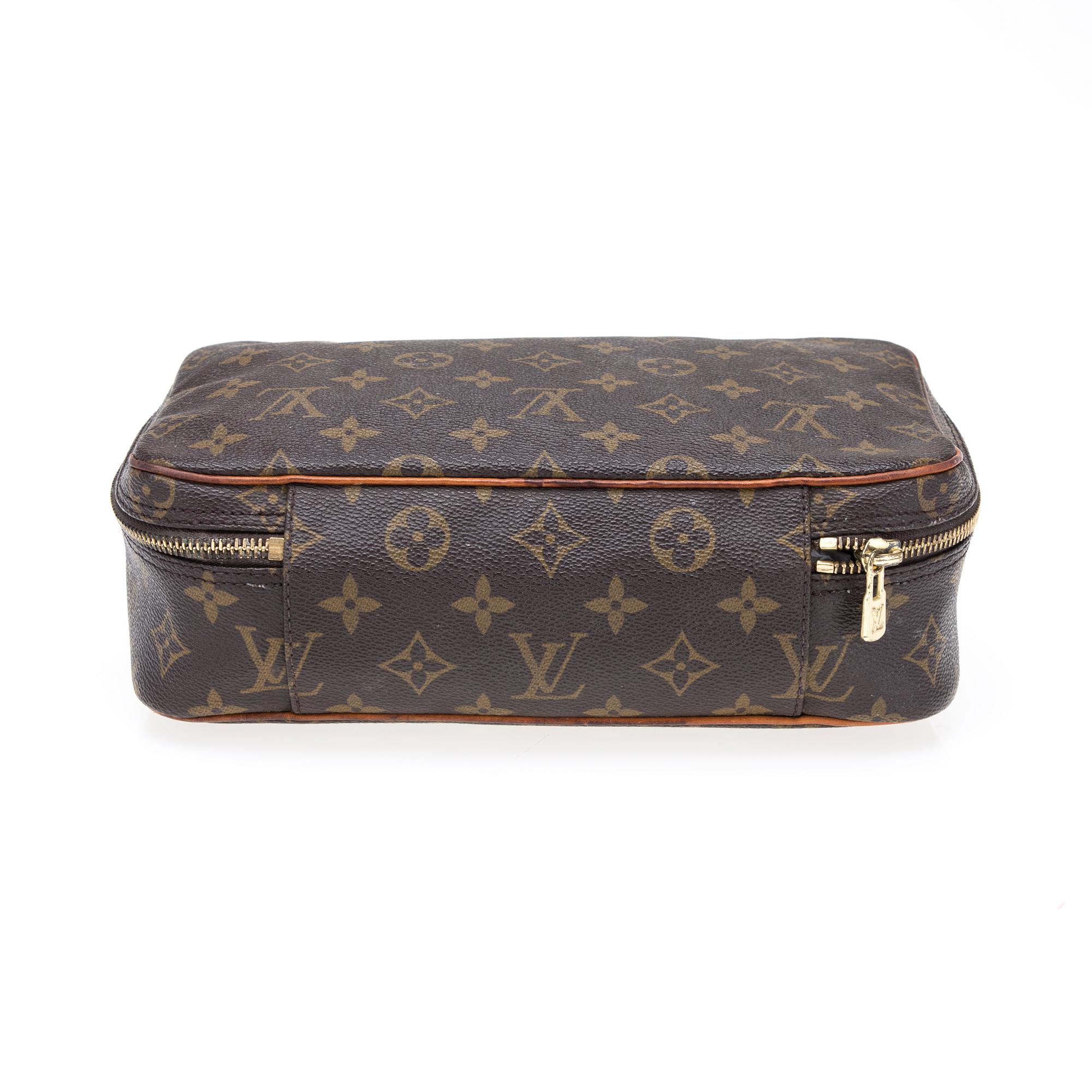 NECESSÄR, Louis Vuitton.