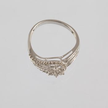 RING, 18k vitguld med briljant och baguettslipade diamanter, 0.47 ct. Vikt 2 g.