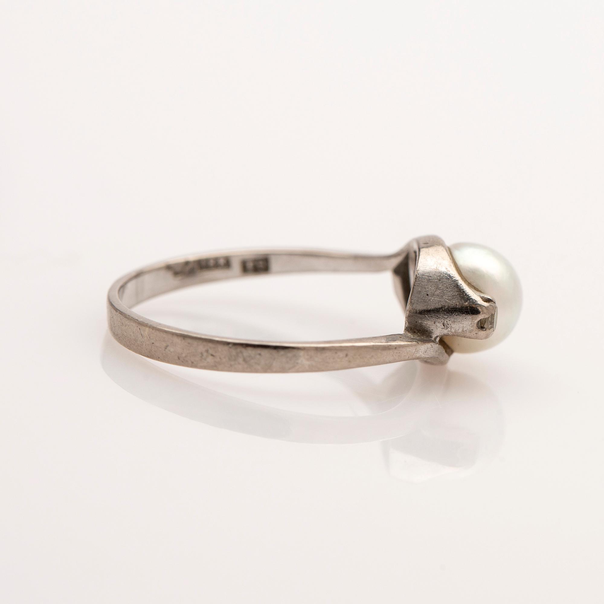 Ring, 18K vitguld, med pärla och briljanter.